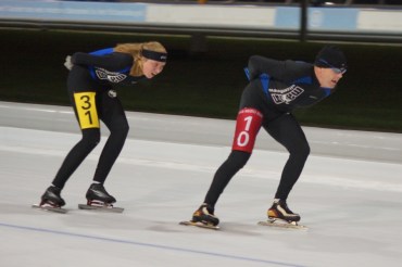 Jan op ’t Hoog en Merel Bertens in achtervolging op het peloton (Foto Barend Princen)