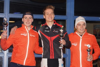 Thomas van Dijk (links) op het podium (foto Barend Princen)