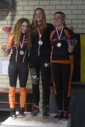 Merel Bertens (midden), gehuldigd als Zuid-Nederlands Kampioen Marathon