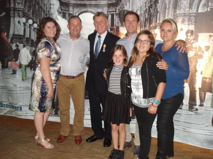 Jan met zijn lintje te midden van zijn kinderen en kleinkinderen