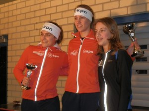Sanne van Duijnhoven, rechts op het podium van het Allroundkampioenschap.