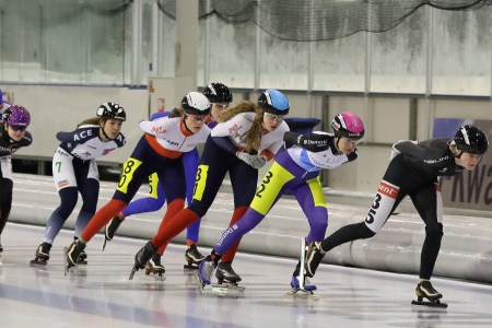 Merel Bertens op de derde plaats in het marathonpeloton (Foto Henk Haans)