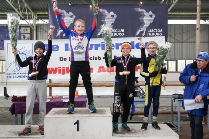Thomas van Berkel (links) en Teun van der Linden (2e van rechts) op het podium (Foto Jeroen Happel)