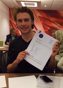 Thomas van Dijk met zijn contract van RTC Zuid