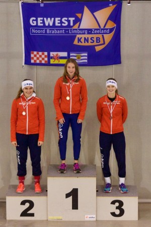 Sanne van Duijnhoven op de hoogste trede van het podium van het Zuid-Nederlands Kampioenschap (foto Barend Princen)