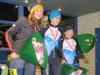 Merel Bertens (links) op het podium van het Zuid-Nederlands Kampioenschap (foto Diny de Kort)