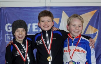 Thomas van Berkel (links) en Teun van der Linden (midden) op het podium van de Regiocompetitie (foto Jeroen Happel)