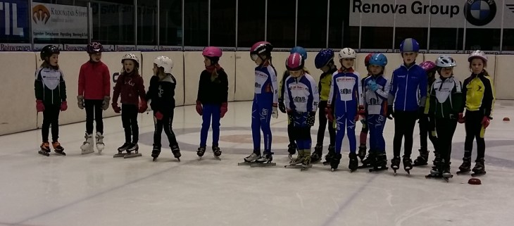 De start van de marathon, tweede van links staat Marieke Thal