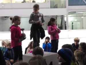 Marieke Thal (Links) op het podium met Emma van Dijck (midden) en Marlijn van Herck